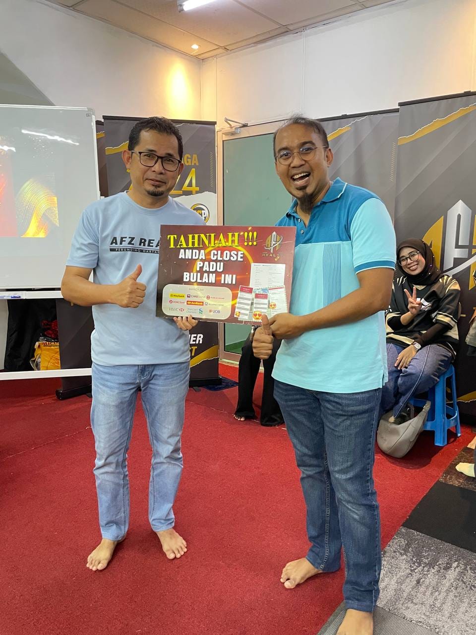 Azhari receiving an achievement certificate at the Rakan Niaga 2024 event