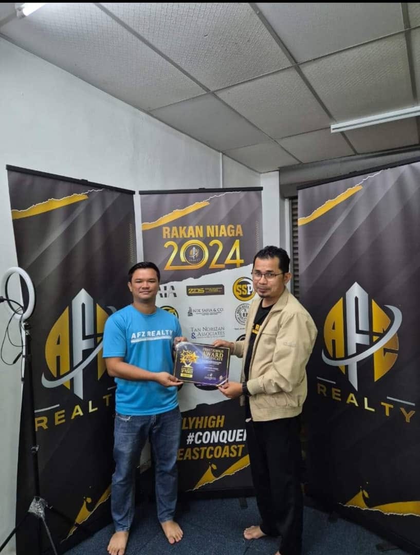 Azhari receiving a Top Producer certificate at the Rakan Niaga 2024 event