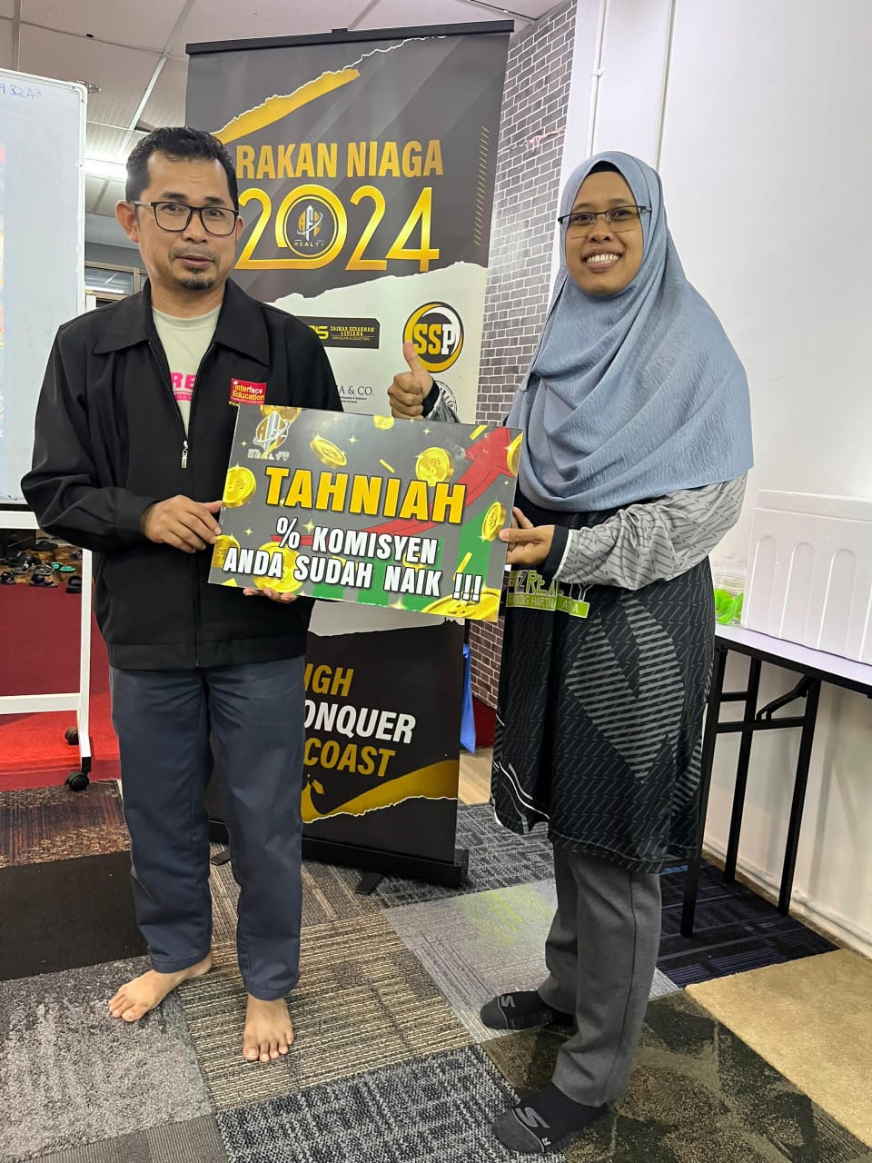 Azhari receiving recognition for a commission achievement at the Rakan Niaga 2024 event