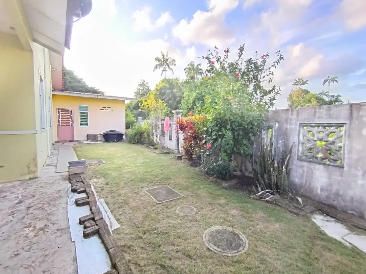 Corner Lot Rumah Berkembar, Taman Rendang Aman