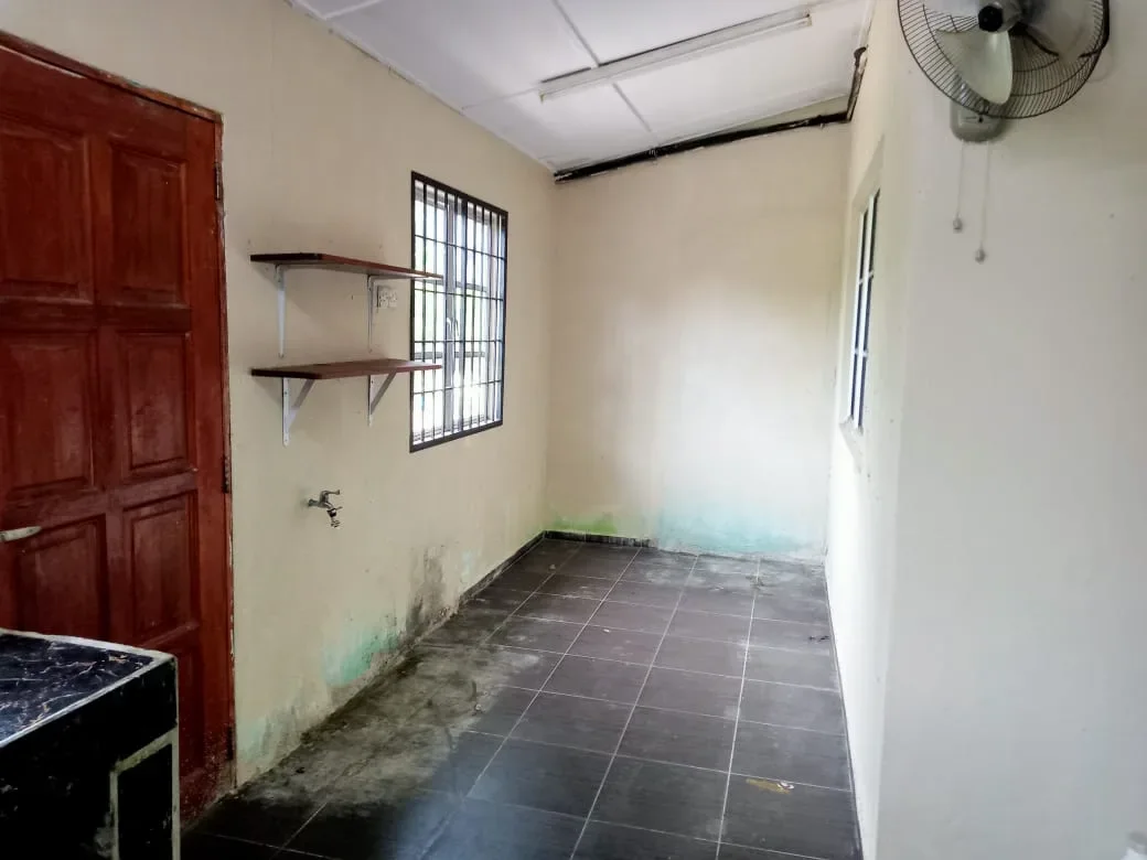 Teres Setingkat Taman Rendang Ixora, Peramu.