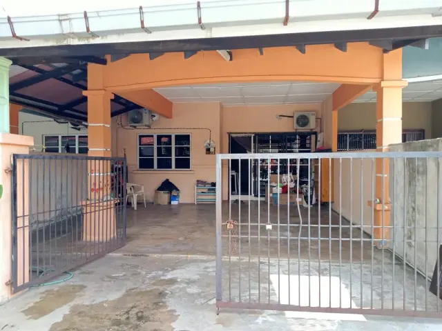 Teres Setingkat Taman Rendang Ixora, Peramu.