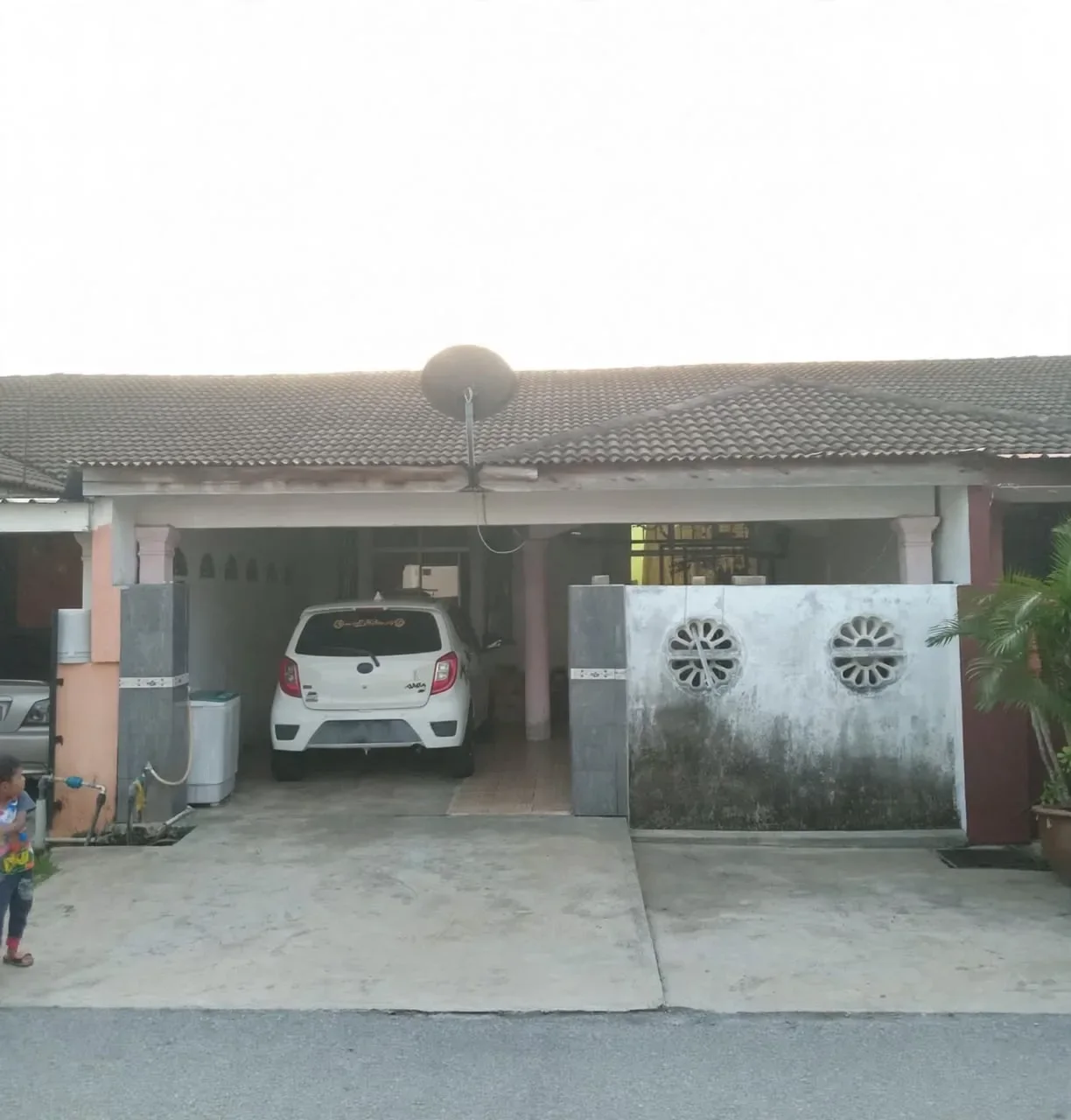 Teres Setingkat Taman Mentiga Jaya, Pekan.