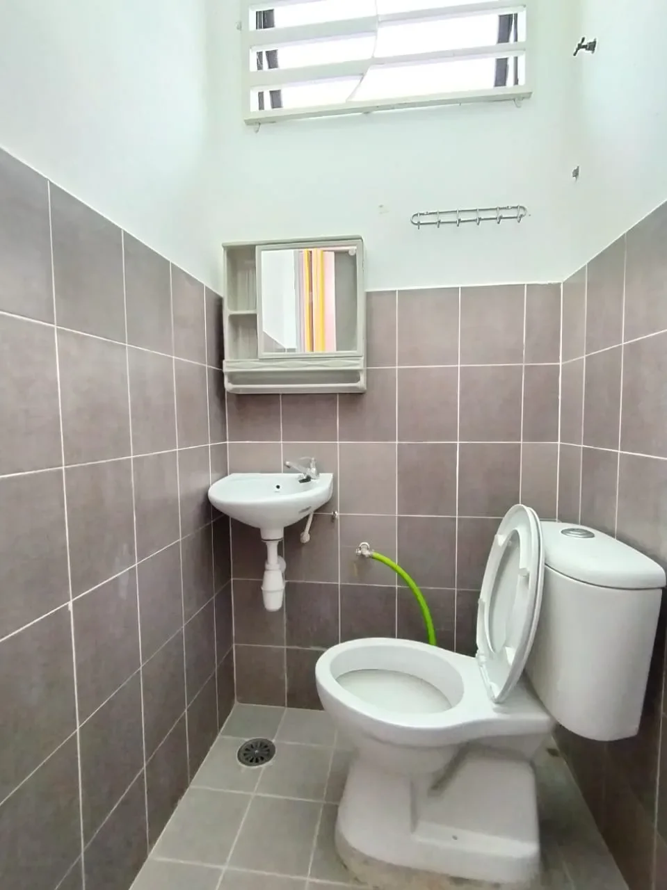 Teres Setingkat Peramu Permai, Pekan.